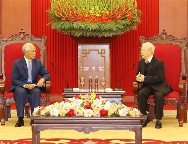 Le Secrétaire général du PCV, Nguyên Phu Trong (à droite), et Khamphan Pheuyavong, secrétaire du Comité central du PPRL, chef de la Commission de sensibilisation et d’entraînement du Comité central (CC) du PPRL, président du Conseil théorique central. Photo : VNA.