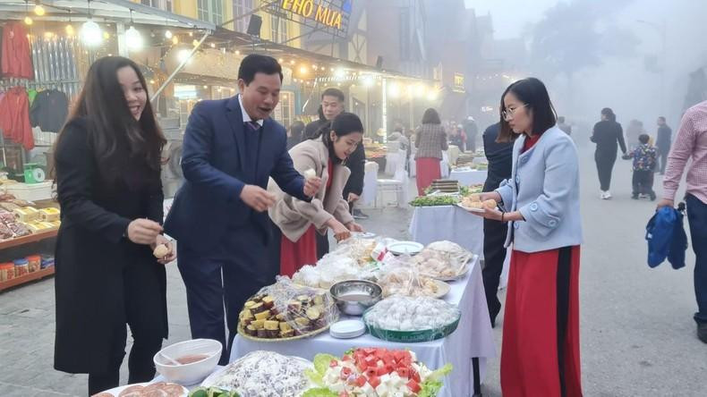 Des visiteurs au festival de cuisine de rue à Tam Dao. Photo : NDEL.