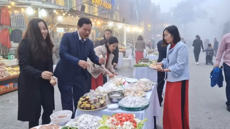 Des visiteurs au festival de cuisine de rue à Tam Dao. Photo : NDEL.