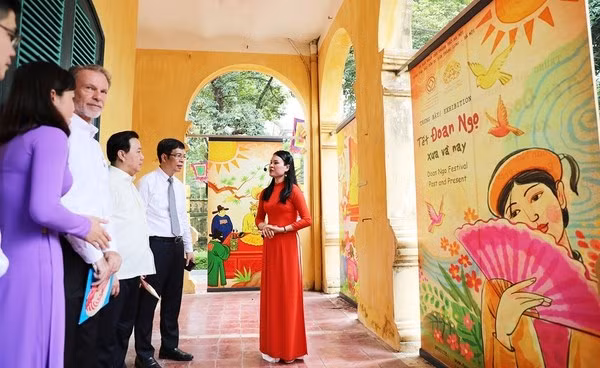 Des panneaux et peintures sur les rituels du Têt Doan Ngo. Photo : hanoimoi.vn