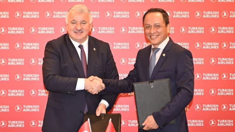 Les représentants de Vietnam Airlines (à droite) et de Turkish Airlines signent l'accord de partage de code. Photo : NDEL.