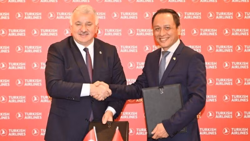 Les représentants de Vietnam Airlines (à droite) et de Turkish Airlines signent l'accord de partage de code. Photo : NDEL.