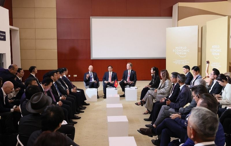 Le Premier ministre vietnamien, Pham Minh Chinh (au centre), s’exprime lors du dialogue stratégique national entre le Vietnam et le Forum économique mondial (FEM). Photo : NDEL.