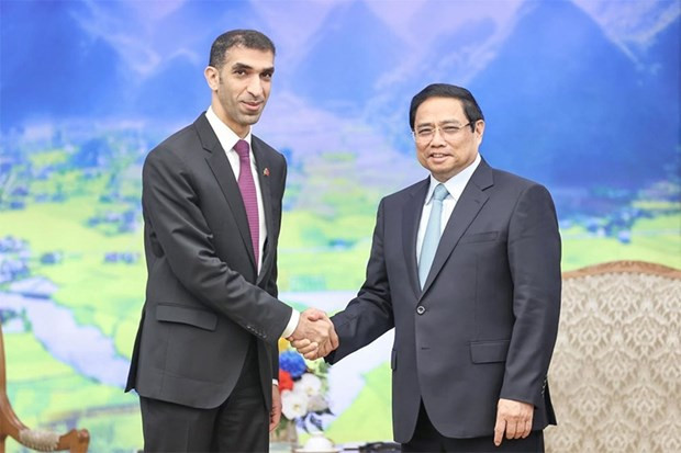 Le Premier ministre vietnamien, Pham Minh Chinh (à droite), serrant la main du ministre émirati d’État au Commerce extérieur, Thani bin Ahmed Al Zeyoudi, à Hanoi, le 5 juin. Photo : VNA.