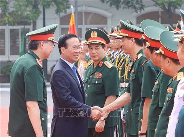 Le Président Vo Van Thuong se rend au siège de l’Administration de recherche et de sauvetage. Photo : VNA.