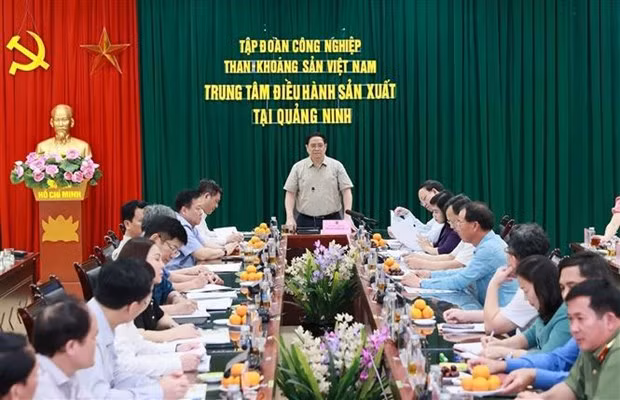 Le Premier ministre Pham Minh Chinh lors de la séance de travail avec des ministères, des agences, l’Electricité du Vietnam et le Groupe du charbon et du minerai du Vietnam (Vinacomin). Photo : VNA.