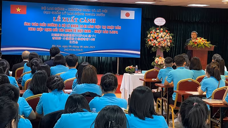 Cérémonie marquant le départ des 149 aides-soignants et garde-malades vietnamiens pour travailler au Japon.