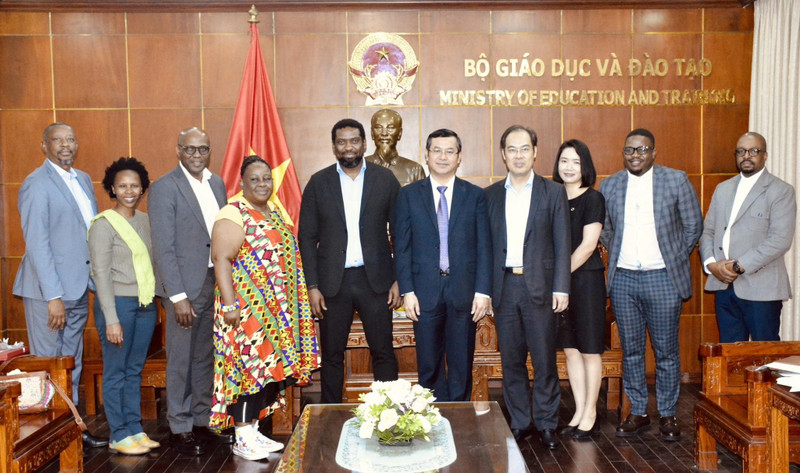 Le vice-ministre vietnamien de l’Éducation et de la Formation, Nguyen Van Phuc, reçoit la délégation du ministère sud-africain de l’Enseignement supérieur, des Sciences et de l’Innovation. Photo : thoidai.