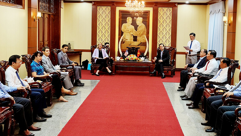 La consule générale des États-Unis à Hô Chi Minh-Ville, Susan Burns, en visite de travail à An Giang. Photo : baoangiang.