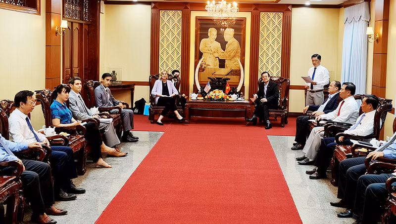 La consule générale des États-Unis à Hô Chi Minh-Ville, Susan Burns, en visite de travail à An Giang. Photo : baoangiang.