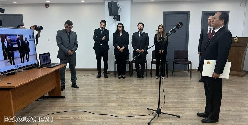 L’ambassadeur vietnamien, Nguyên Huy Dung, a présenté ses lettres de créance au Président de la Palestine, Mahmoud Abbas, par le biais d’une vidéoconférence. Photo : baoquocte.vn