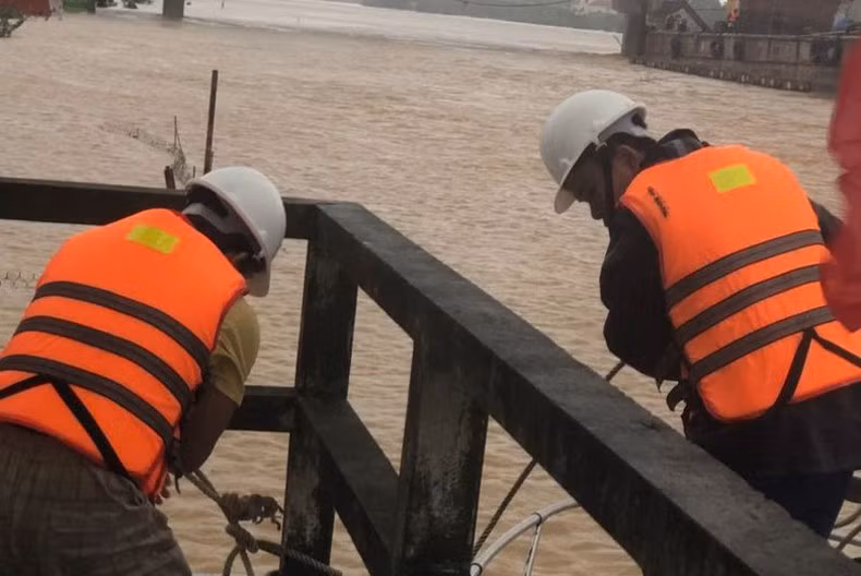 Des observateurs à la station hydrologique de Thach Han (dans la province de Quang Tri, au Centre du Vietnam, Station hydrométéorologique de la Région centrale) mesure les inondations historiques en 2020. Photo : VNA.