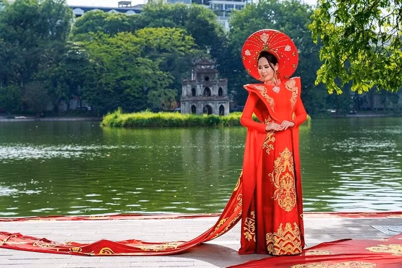 Hoàng Ly et ses collègues prévoient d’exposer cet "áo dài" dans plusieurs destinations touristiques du pays. Photo : baoquocte.com.vn Hoàng Ly et ses collègues prévoient d’exposer cet "áo dài" dans plusieurs destinations touristiques du pays. Photo : baoquocte.com.vn
