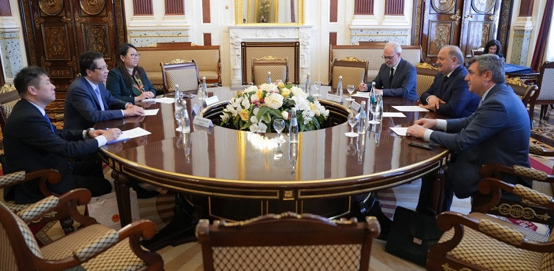 L’ambassadeur du Vietnam en Russie, Dang Minh Khôi, a rencontré le vice-président du Conseil législatif de Saint-Pétersbourg, Nikolai Bondarenko. Photo : VOV.