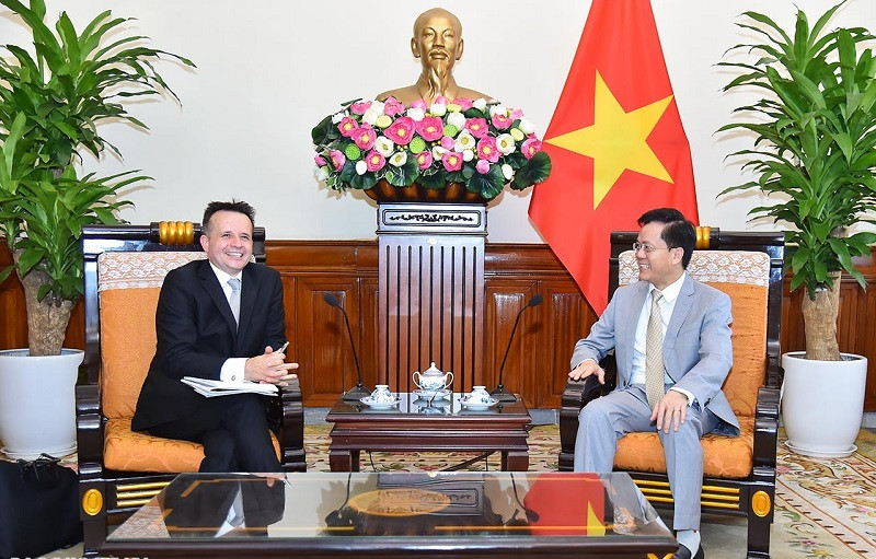 Le vice-ministre vietnamien des Affaires étrangères, Hà Kim Ngoc (à droite), et Vangelis Vitalis, vice-ministre chargé de l’économie et du commerce, ministère néo-zélandais des Affaires étrangères. Photo : baoquocte.vn