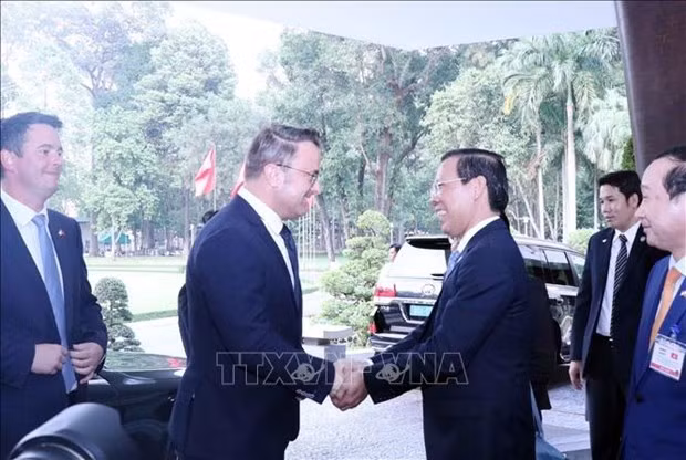 Le président du Comité populaire d'Hô Chi Minh-Ville, Phan Van Mai (à droite) et le Premier ministre luxembourgeois, Xavier Bettel. Photo : VNA.