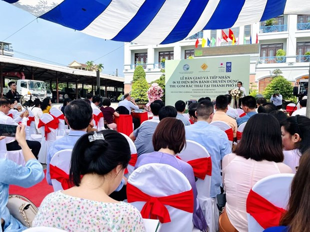 Cérémonie de remise de six camions électriques au Comité populaire de la ville de Huê, le 17 mai. Photo : PNUD/CVN