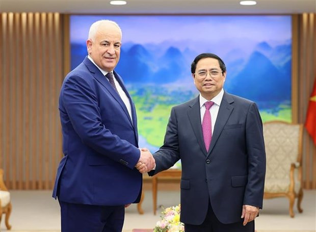 Le Premier ministre Pham Minh Chinh (à droite) et le ministre palestinien de l'Intérieur Ziad Hab Al-Reeh. Photo: VNA