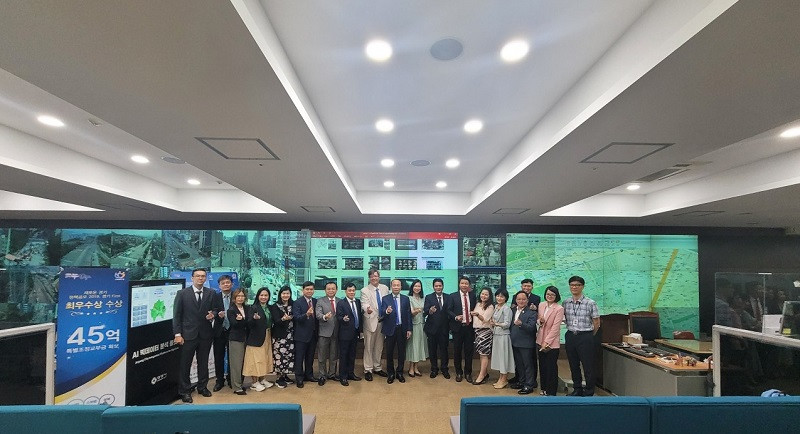 La délégation vietnamienne a visité le centre de contrôle intégré situé au siège de l’Hôtel de Ville d’Anyang. Photo : thoidai.com.vn