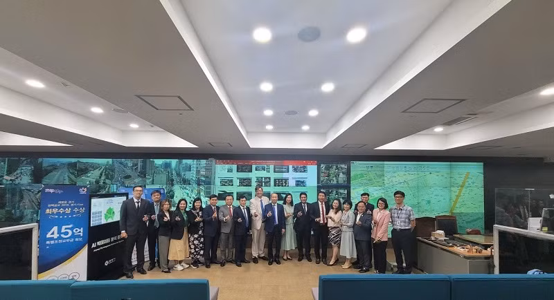 La délégation vietnamienne a visité le centre de contrôle intégré situé au siège de l’Hôtel de Ville d’Anyang. Photo : thoidai.com.vn