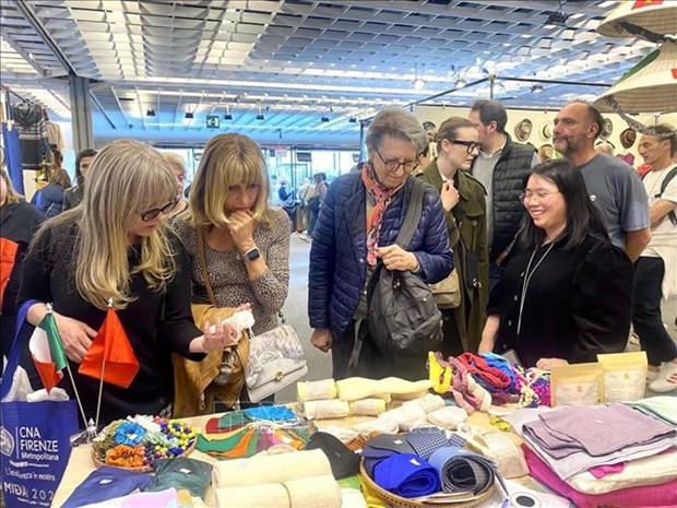 Des visiteurs étrangers au stands vietnamiens lors de la Foire. Photo : VNA.