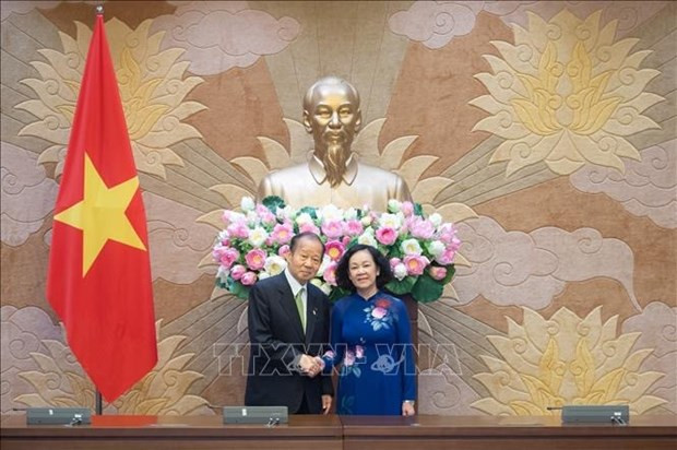 Truong Thi Mai, membre du Bureau Politique, Permanente du Secrétariat, présidente de la Commission d’Organisation du Comité central du Parti, présidente du Groupe d'Amitié parlementaire Vietnam - Japon, et Nikai Toshihiro, président de l'Alliance d'Amitié parlementaire Japon-Vietnam. Photo : VNA.