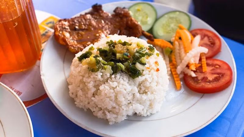 Le riz brisé du Vietnam se classe troisième parmi les 100 plats de riz les mieux notés au monde. Photo : TasteAtlas.