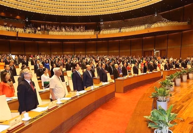 Des dirigeants du Parti et de l'Etat vietnamiens et des députés lors de la séance d'ouverture de la 5e session de l'Assemblée nationale. Photo : VNA.