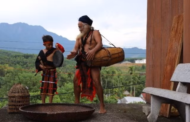 Un artiste de la province de Quang Nam (au Centre du Vietnam) transmet l’art traditionnel à la génération suivante. Photo : daidoanket.vn