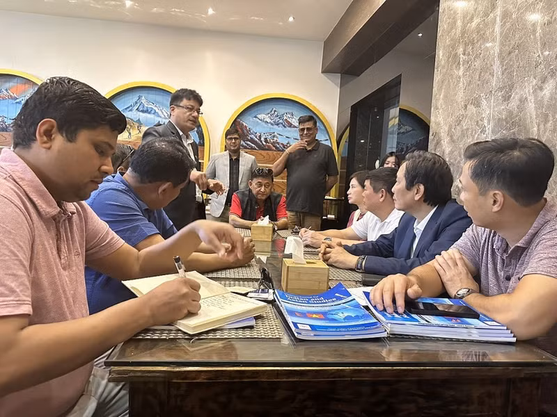 La délégation vietnamienne a rencontré les dirigeants d’un certain nombre d’associations hôtelières et d’associations touristiques dans la province de Lumbini. Photo : thoidai.com.vn
