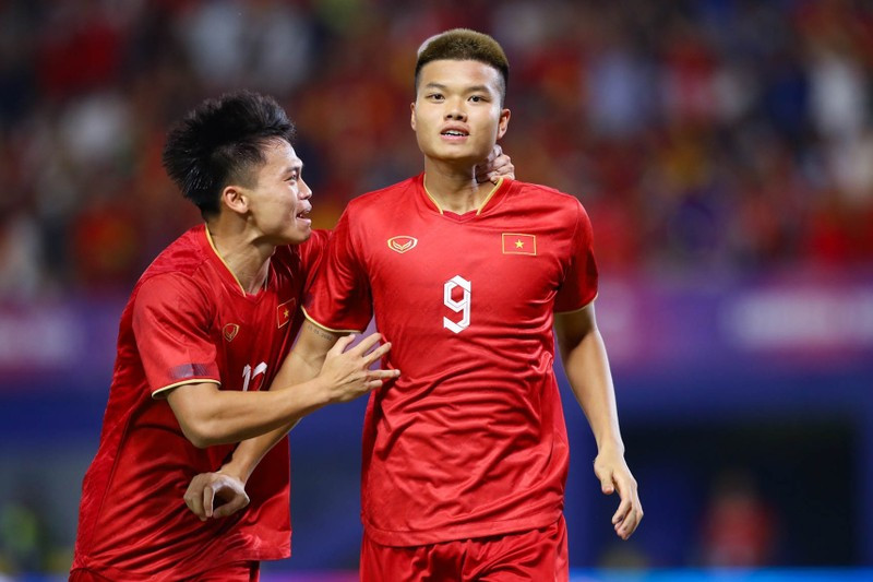 Les hommes en rouge du Vietnam. Photo : NDEL.