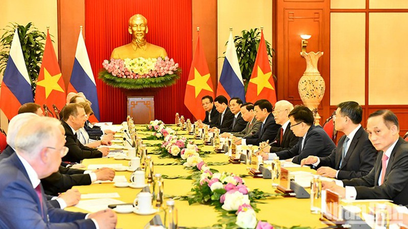 Entretien entre le Secrétaire général du PCV, Nguyên Phu Trong, et le Président du Parti Russie unie et vice-président du Conseil de Sécurité de la Russie, Dmitry Medvedev. Photo : NDEL.