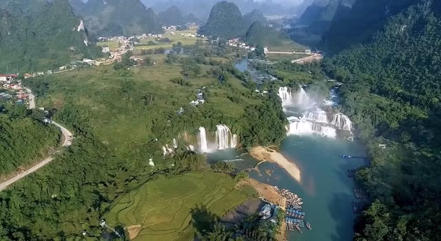 Des destinations célèbres du Vietnam apparaissent dans la vidéo.