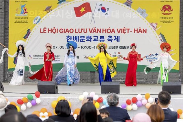 Défilé d'ao dai lors du programme. Photo: VNA
