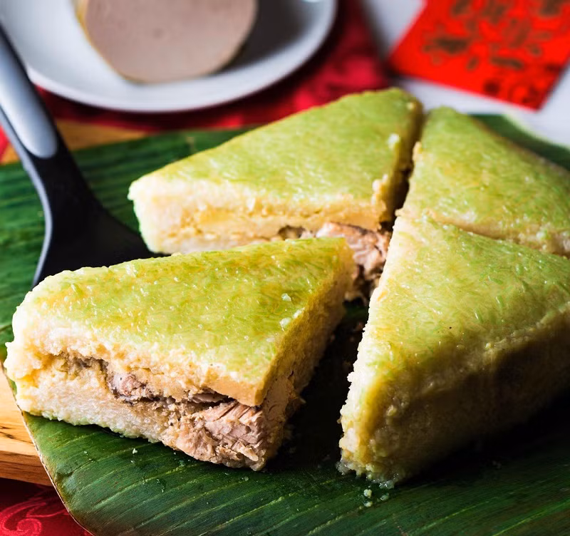 Le "Bánh chưng" est un plat traditionnel vietnamien et un plat indispensable pour le Têt. Photo : DELIGHTFUL PLATE. Le "Bánh chưng" est un plat traditionnel vietnamien et un plat indispensable pour le Têt. Photo : DELIGHTFUL PLATE.
