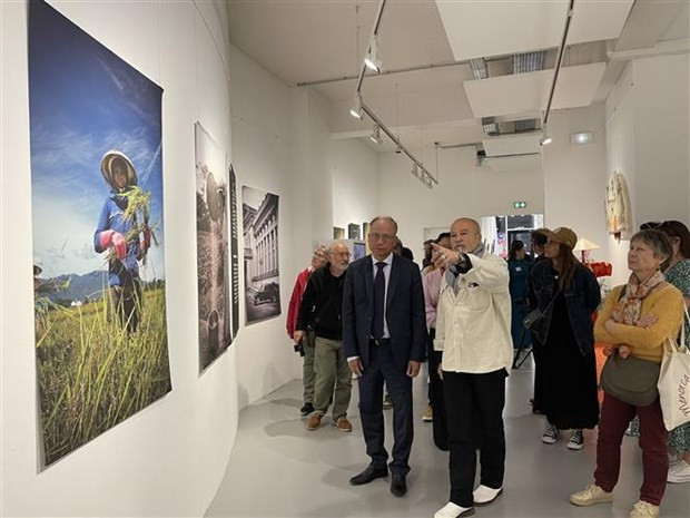Thiery Beyne présente ses oeuvres à l'exposition, à l’espace Cosmopolis de Nantes. Photo : VNA.