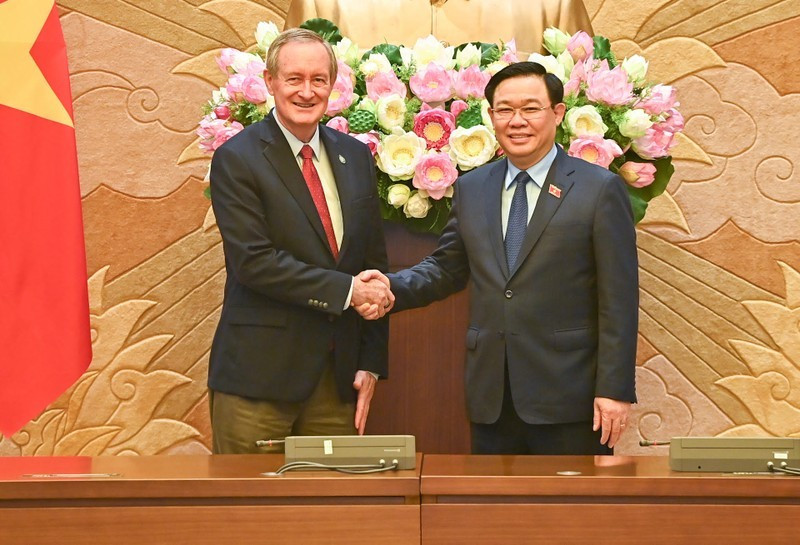 Le Président de l’Assemblée nationale vietnamienne, Vuong Dinh Huê (à droite) et le sénateur Mike Carpo, en visite de travail au Vietnam. Photo : NDEL.