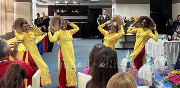 La danse de chapeau. Photo : VNA.
