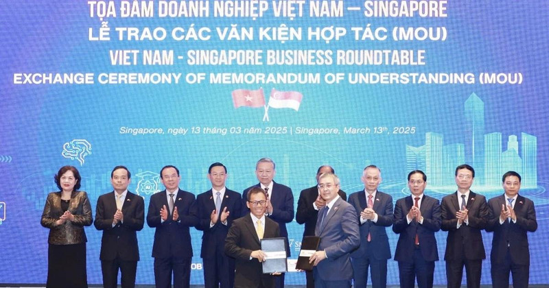 Échange du protocole d'accord de coopération entre Vietnam Airlines et Singapore Airport Terminal Services Limited (SATS). Photo : VNA. 