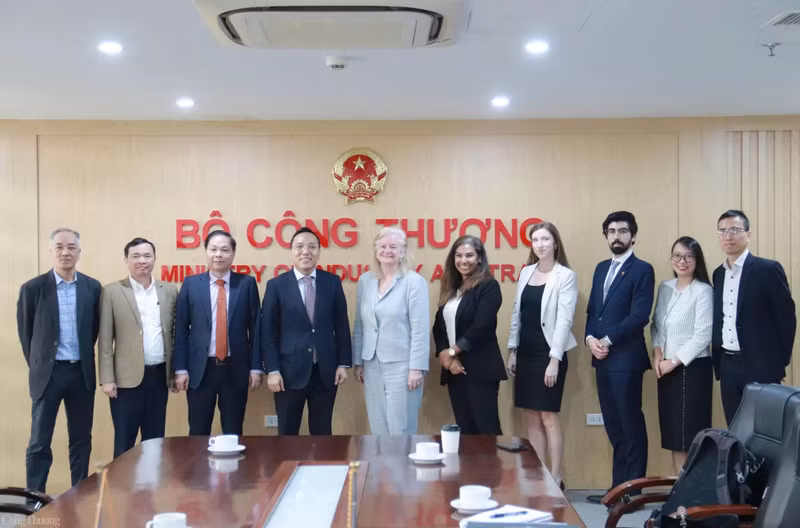 Lors de la réunion, les deux parties ont échangé sur les programmes de coopération et les aspects techniques concernés. Photo : congthuong, Lors de la réunion, les deux parties ont échangé sur les programmes de coopération et les aspects techniques concernés. Photo : congthuong,