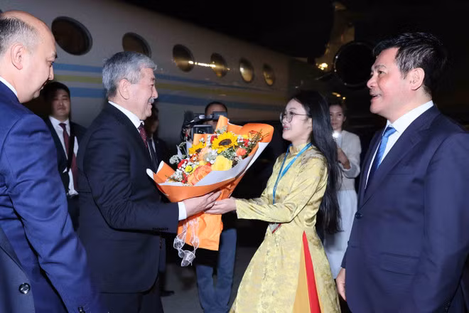 Le président du Cabinet des ministres de la République kirghize, Adylbek Aleshovich Kasymaliev à sa descente d’avion à l’aéroport international de Nôi Bai, à Hanoi, le 5 mars. Photo : VNA.
