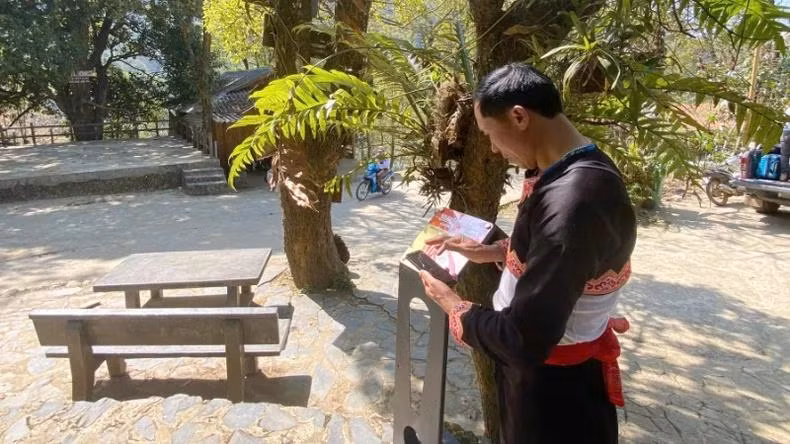 Le panneau équipé d’une puce NFC a été installé dans le village de Sin Suôi Hô.