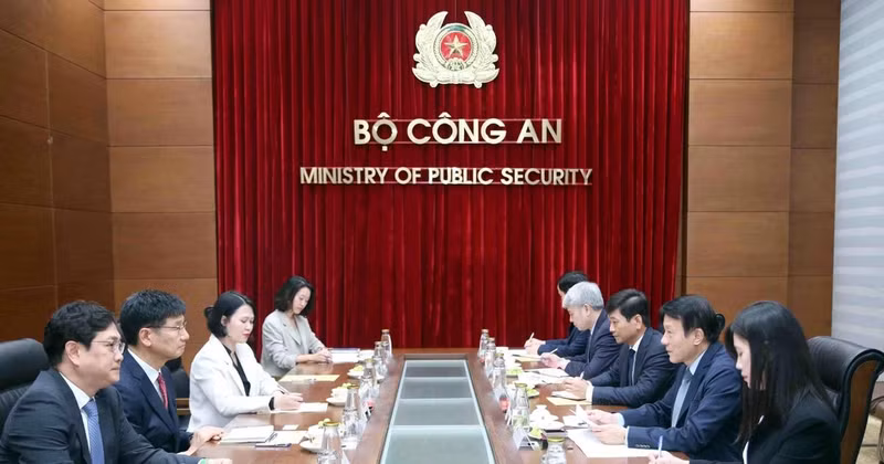 Le ministre de la Sécurité publique, Luong Tam Quang, recevant le directeur général de Samsung Vietnam, Na Ki Hong, à Hanoi, le 5 mars. Photo : VNA. 