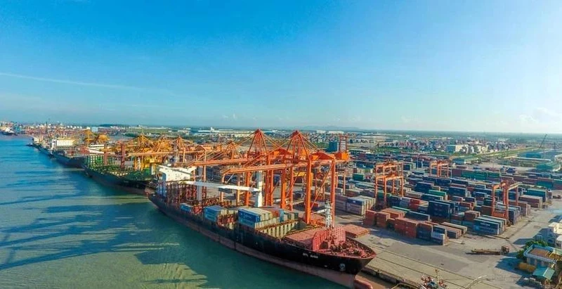 Chargement et déchargement de conteneurs dans un port maritime vietnamien. Photo : Vietnam+ 