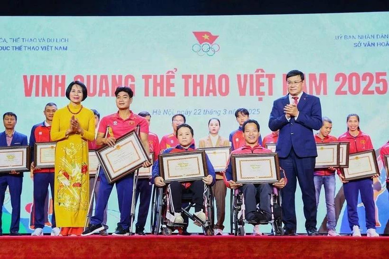 Des athlètes, entraîneurs et équipes exemplaires reçoivent un certificat de mérite du Comité olympique du Vietnam. Photo : VNA 