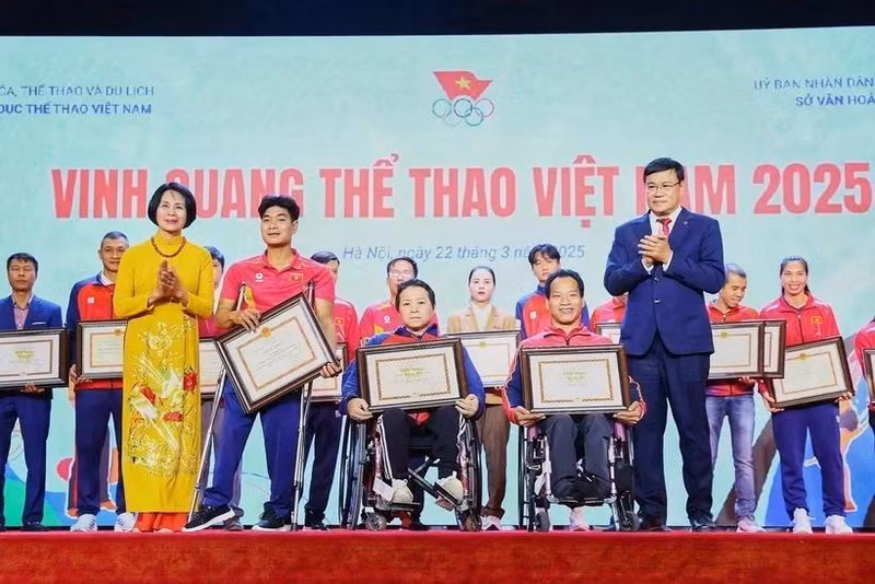 Des athlètes, entraîneurs et équipes exemplaires reçoivent un certificat de mérite du Comité olympique du Vietnam. Photo : VNA 