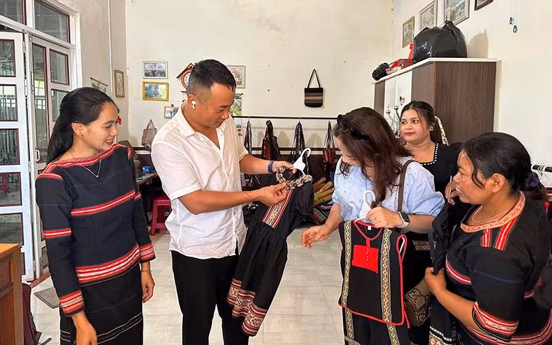 Les visiteurs sont séduits par les créations traditionnelles en brocart du Club de tissage.