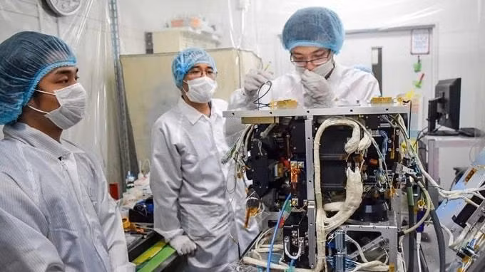 Les ingénieurs vietnamiens participent à la fabrication du satellite. Photo : VNSC.