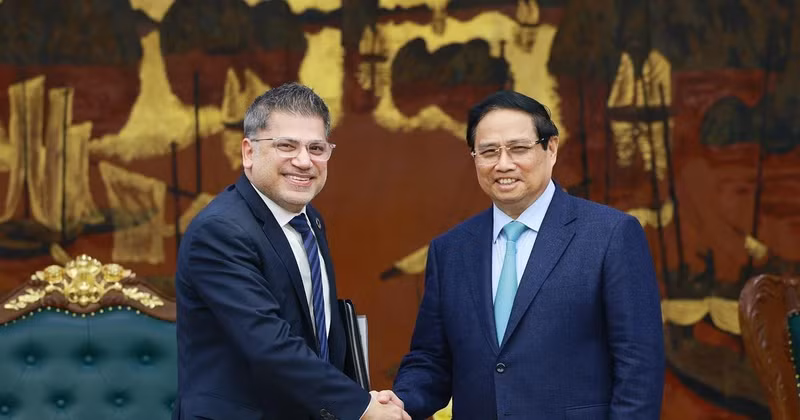Le Premier ministre Pham Minh Chinh (à droite) serre la main du président-directeur général d’AstraZeneca Vietnam, Nitin Kapoor, à Hanoi, le 5 mars. Photo : VNA. 