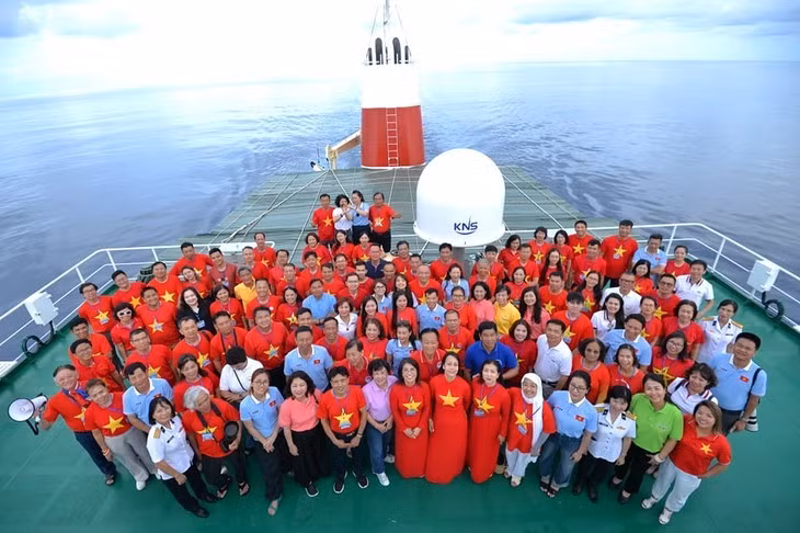 La délégation des Vietnamiens d’outre-mer participe à l’expédition maritime vers Trường Sa et les plateformes DK1 en 2024.